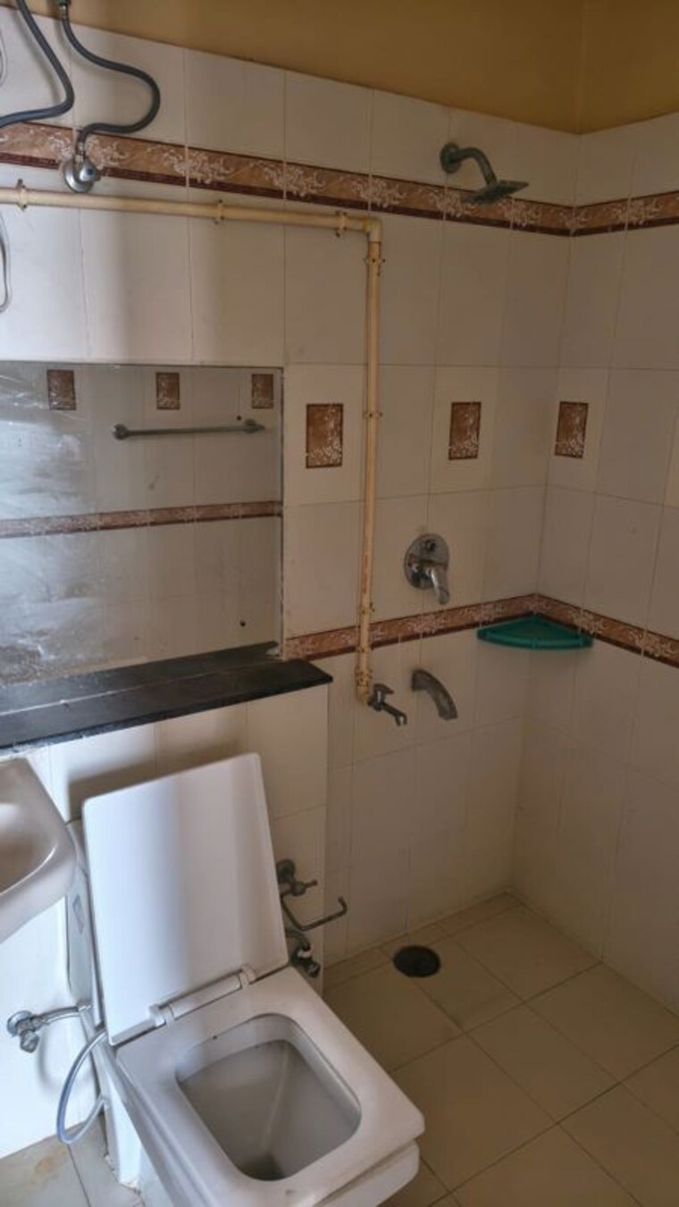Bathroom, bhabat 3 Bedroom 1850 Sq.Ft. Apartment In Bhabat Zirakpur 10679333