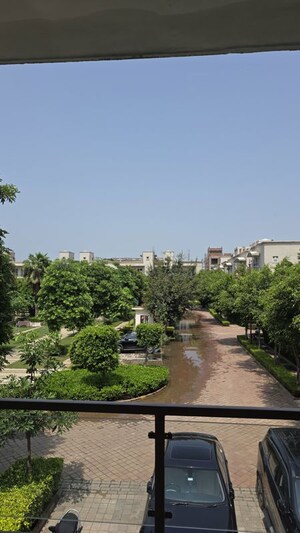 3 BHK Builder Floor – Garden View at BPTP Amstoria, Sector 102 - for Sale