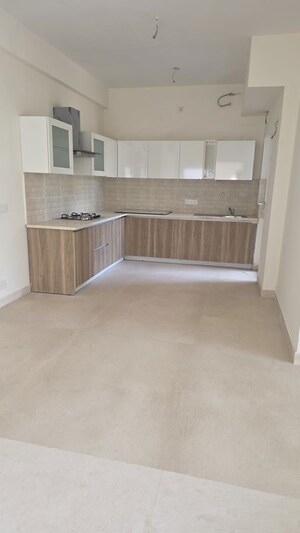 Building Lobby in 3 BHK Builder Floor at BPTP Amstoria, Sector 102 – for Sale