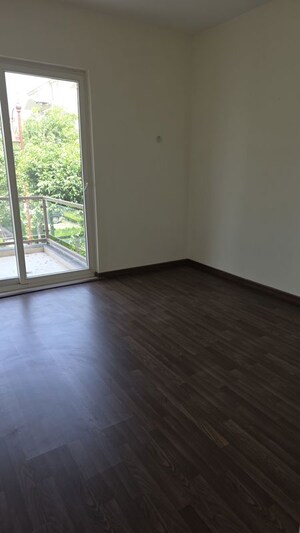 Furnished Amenities in 3 BHK Builder Floor at BPTP Amstoria, Sector 102 – for Sale
