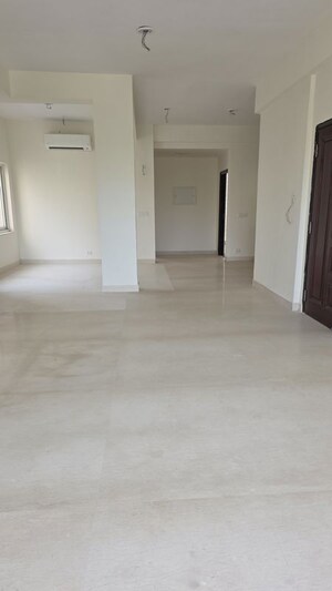 Furnished Amenities in 3 BHK Builder Floor at BPTP Amstoria, Sector 102 – for Sale