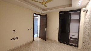 Room in 4 BHK Builder Floor at Ansal Esencia-Mulberry Homes, Sector 67 – for Rent