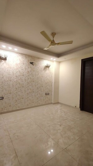 Room in 4 BHK Builder Floor at Ansal Esencia-Mulberry Homes, Sector 67 – for Rent