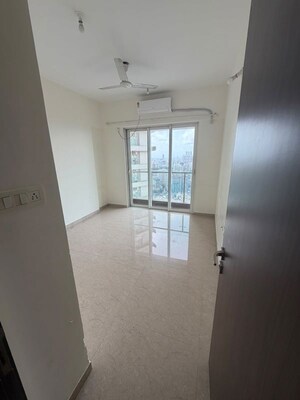 Room in 2 BHK Apartment at JP Decks, Goregaon East – for Rent