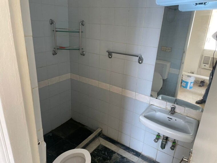 Bathroom, lord-krishna-apartment 4 Bedroom 3200 Sq.Ft. Apartment In Sector 43 Gurgaon 10679554