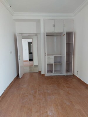 Room in 4 BHK Apartment at Lord Krishna Apartment, Sector 43 – for Rent