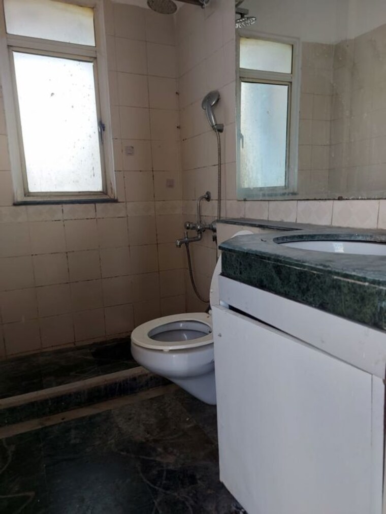 Bathroom, lord-krishna-apartment 4 Bedroom 3200 Sq.Ft. Apartment In Sector 43 Gurgaon 10679554