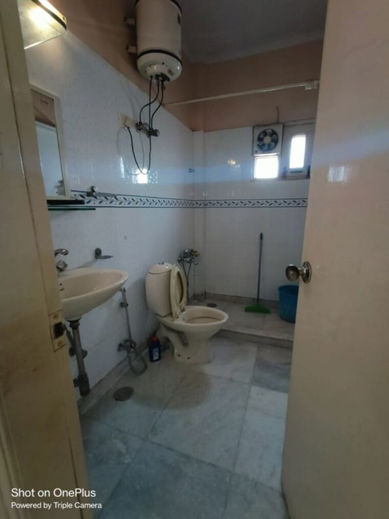 Bathroom, greater kailash 1 Bedroom 800 Sq.Ft. Builder Floor In Greater Kailash Delhi 10679584