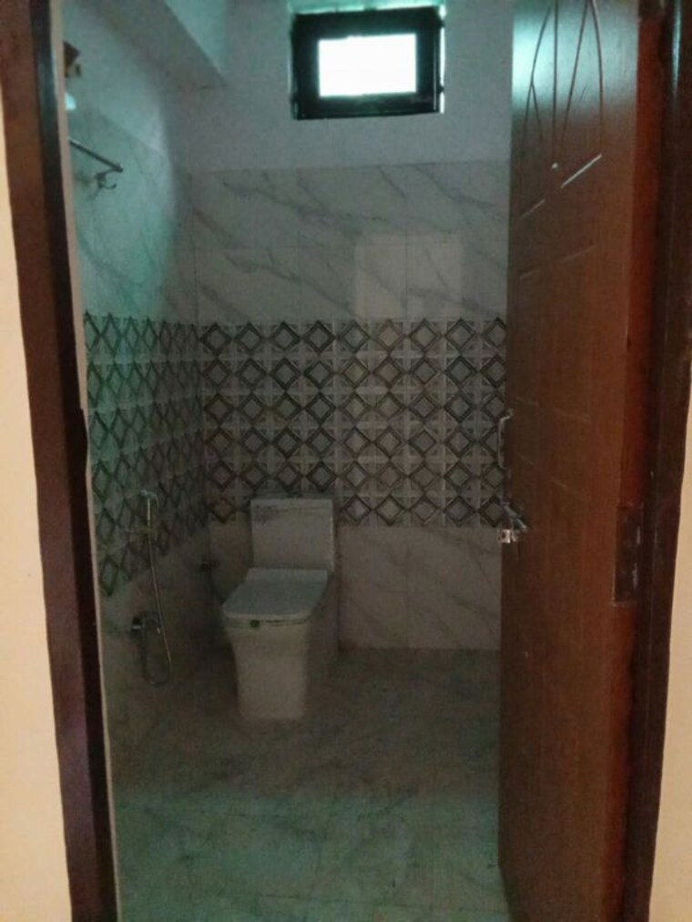 Bathroom, qaisar bagh 3 Bedroom 1700 Sq.Ft. Builder Floor In Qaisar Bagh Lucknow 10662588