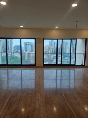 Room in 5 BHK Apartment at DLH Sorrento, Veera Desai Road – for Sale