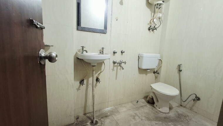 Bathroom, saket 3 Bedroom 1500 Sq.Ft. Builder Floor In Saket Delhi 10679538
