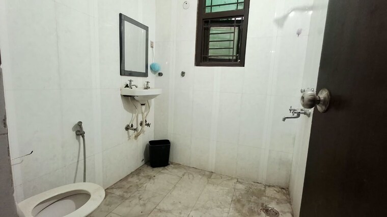 Bathroom, saket 3 Bedroom 1500 Sq.Ft. Builder Floor In Saket Delhi 10679538
