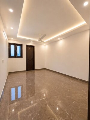 Room in 5 BHK Apartment at Milton Tower, Vip Road – for Sale