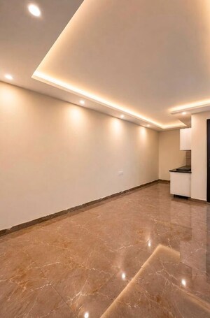 Room in 5 BHK Apartment at Milton Tower, Vip Road – for Sale