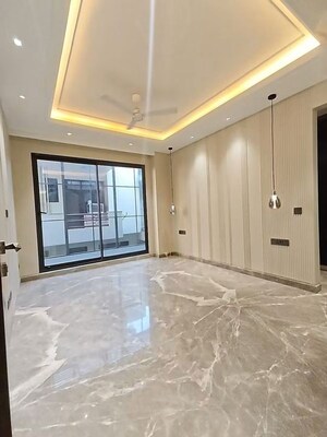 Room in 4 BHK Apartment at BPTP Amstoria, Sector 102 – for Sale