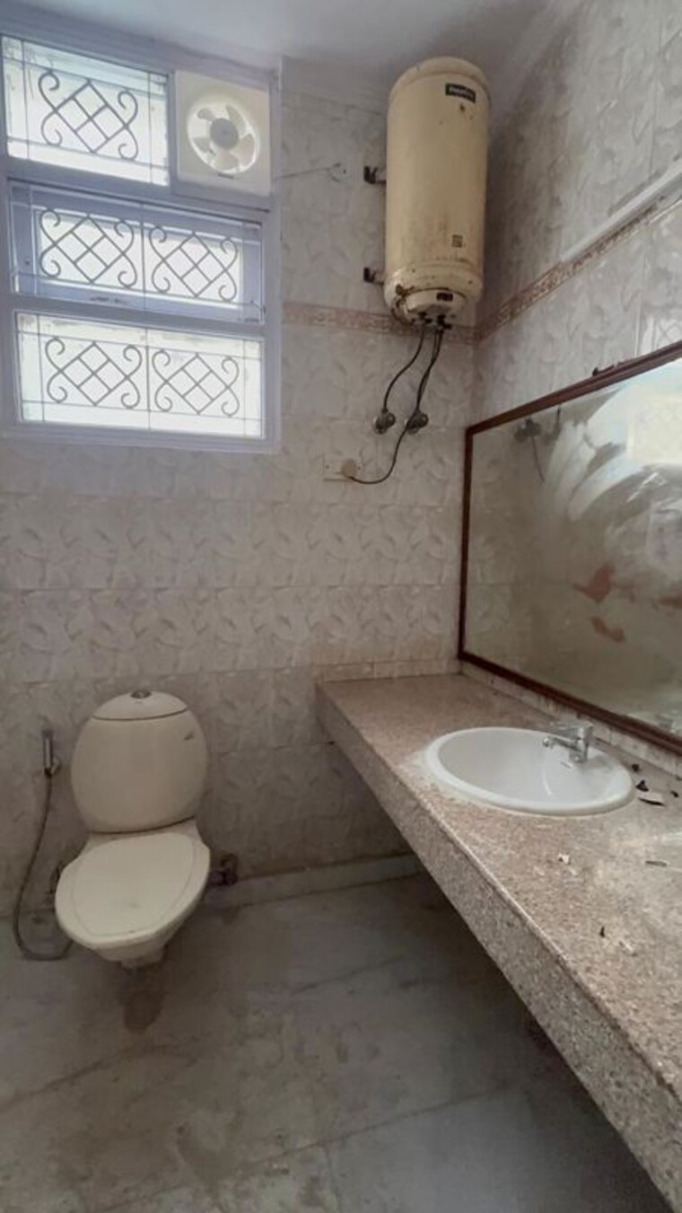 Bathroom, kalkaji 3 Bedroom 2000 Sq.Ft. Builder Floor In Kalkaji Delhi 10679811