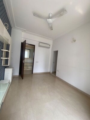 Room in 3.5 BHK Apartment at Puri Diplomatic Greens Villas, Sector 111 – for Rent