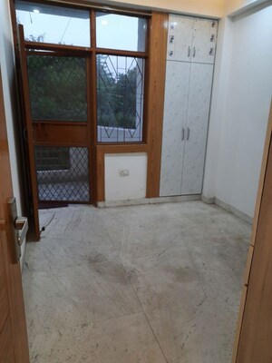 Room in 2 BHK Builder Floor at Vaishali – for Rent