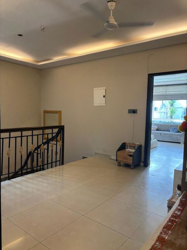 Room, sainik farm 4 Bedroom 8100 Sq.Ft. Independent House In Sainik Farm Delhi 10679932