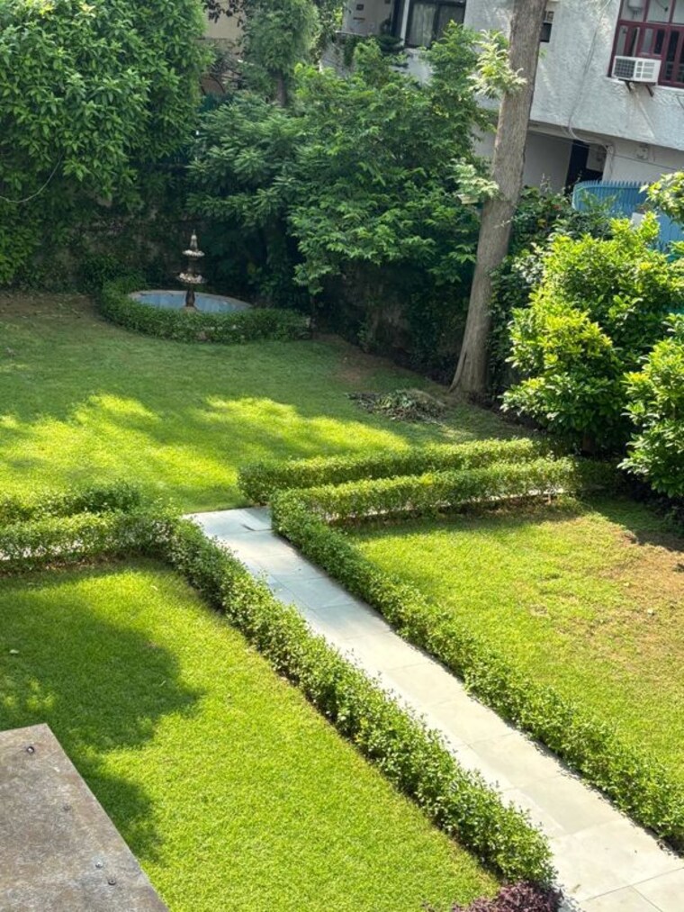 Garden, sainik farm 4 Bedroom 8100 Sq.Ft. Independent House In Sainik Farm Delhi 10679932
