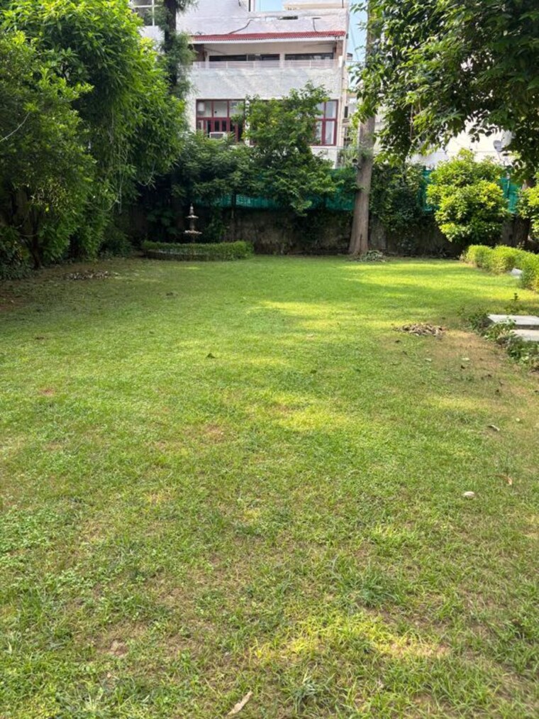 Garden, sainik farm 4 Bedroom 8100 Sq.Ft. Independent House In Sainik Farm Delhi 10679932