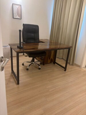 Room in 3.5 BHK Apartment at DLF Park Place, Sector 54 – for Sale