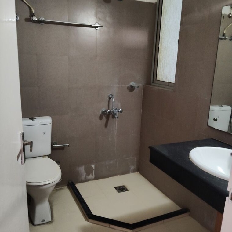 Bathroom, pioneer-park-phase-1 2 Bedroom 1200 Sq.Ft. Apartment In Sector 61 Gurgaon 10679987