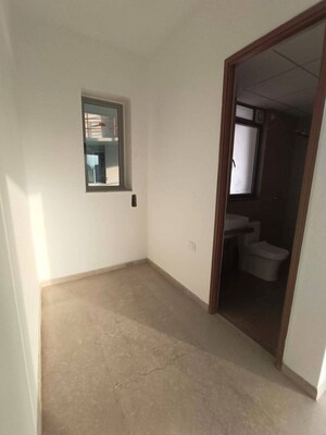 Room in 3 BHK Apartment at Kalpataru Parkcity, Kolshet Road – for Rent
