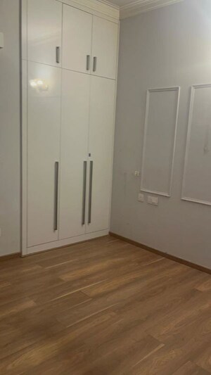 Room in 3 BHK Apartment at Central Park Flower Valley Aqua Front Towers, Sohna Sector 33 – for Rent