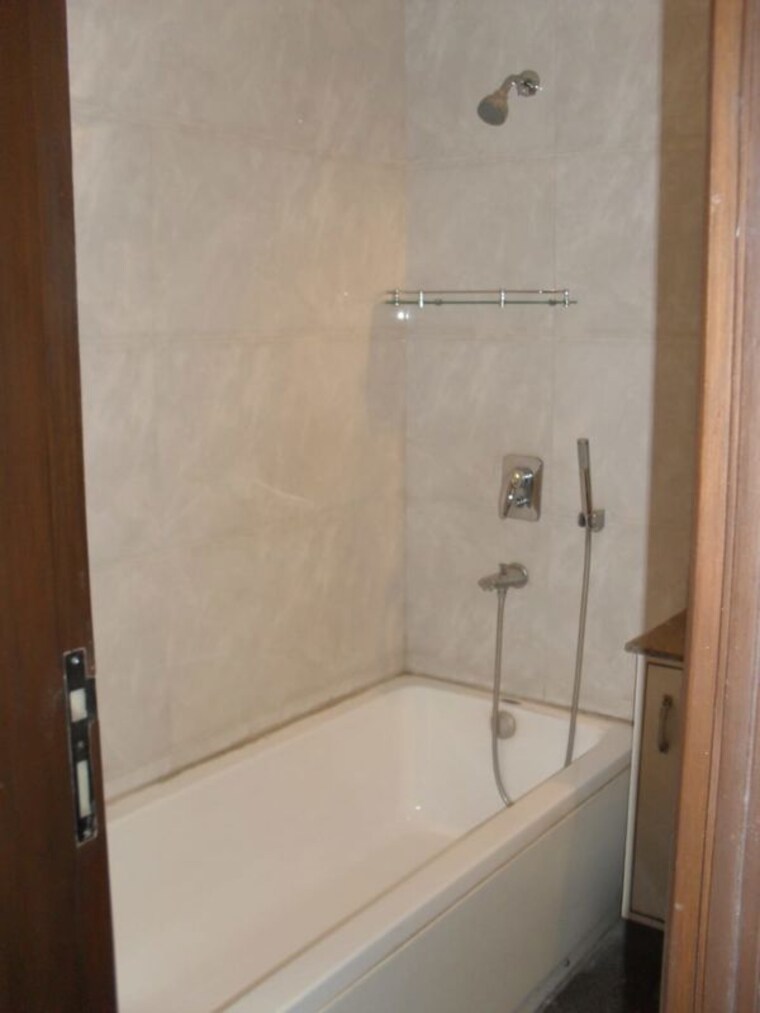 Bathroom, safdarjung enclave 3 Bedroom 200 Sq.Yd. Builder Floor In Safdarjung Enclave Delhi 10680105