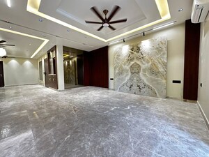Room in 3 BHK Builder Floor at Sector 21 – for Rent