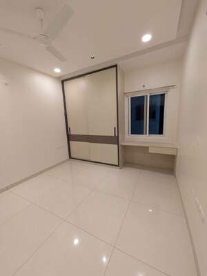 Room in 3 BHK Apartment at Rainbow Vistas, Hi Tech City – for Rent