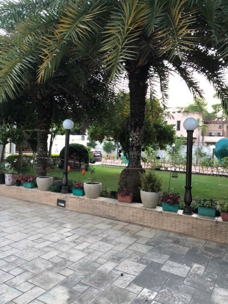  Parking, sainik farm 4 Bedroom 10800 Sq.Ft. Villa In Sainik Farm Delhi 10679992