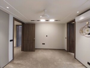 Room in 3 BHK Builder Floor at Sector 21 – for Rent