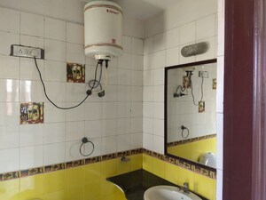 Bathroom in 2.5 BHK Builder Floor at Uppal Southend, Sector 49 – for Sale