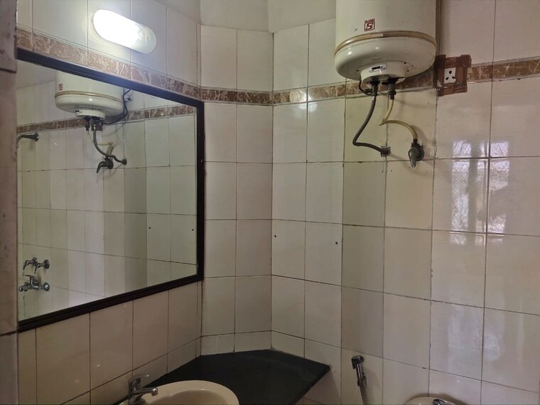Bathroom, uppal-southend 2.5 Bedroom 927 Sq.Ft. Builder Floor In Sector 49 Gurgaon 10680197