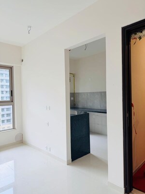 Room in 2 BHK Apartment at Kalpataru Parkcity Eternia, Kolshet Road – for Rent
