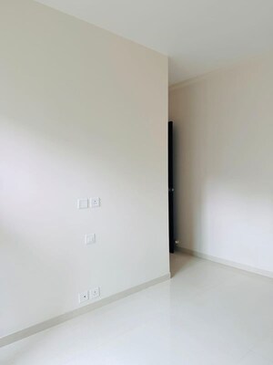 Room in 2 BHK Apartment at Kalpataru Parkcity Eternia, Kolshet Road – for Rent