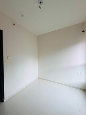 Room in 2 BHK Apartment at Kalpataru Parkcity Eternia, Kolshet Road – for Rent