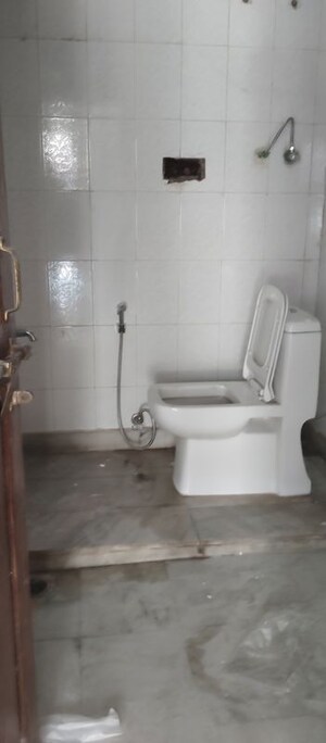 Bathroom in 2 BHK Builder Floor at Uppal Southend, Sector 49 – for Rent