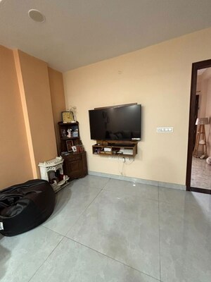 Living Room in 2 BHK Builder Floor at Ardee City, Sector 52 – for Rent