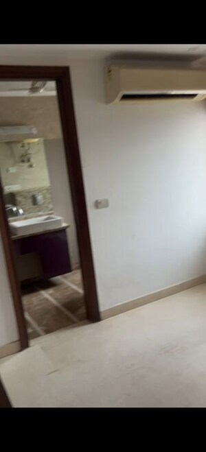 Room in 3 BHK Builder Floor at Jungpura Extension – for Rent