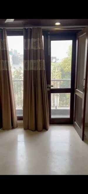 Room in 3 BHK Builder Floor at Jungpura Extension – for Rent
