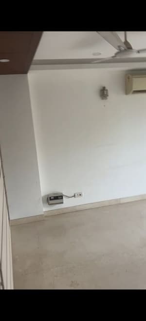 Room in 3 BHK Builder Floor at Jungpura Extension – for Rent