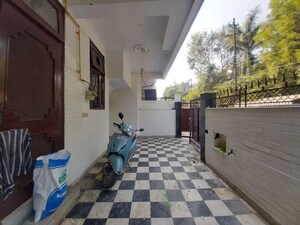 Parking in 3 BHK Independent House at RWA Apartments Sector 41, Sector 41 – for Sale