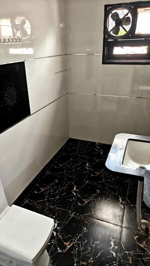 Furnished Amenities in 5 BHK Builder Floor at Model Town – for Rent