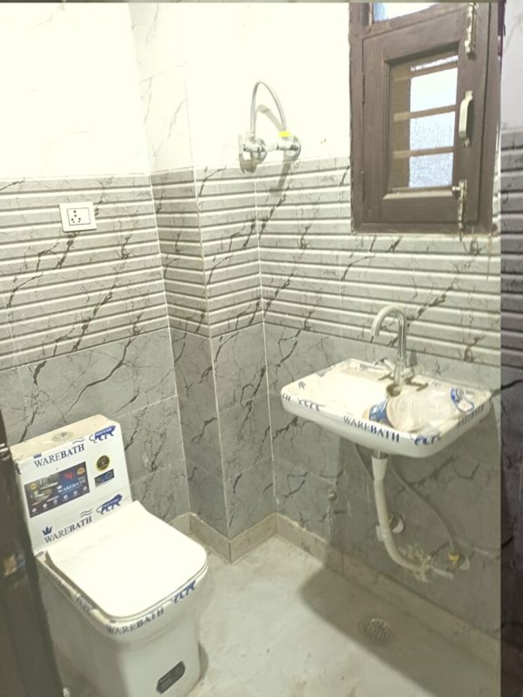 Bathroom, badarpur 6 Bedroom 85 Sq.Yd. Independent House In Badarpur Delhi 10680398
