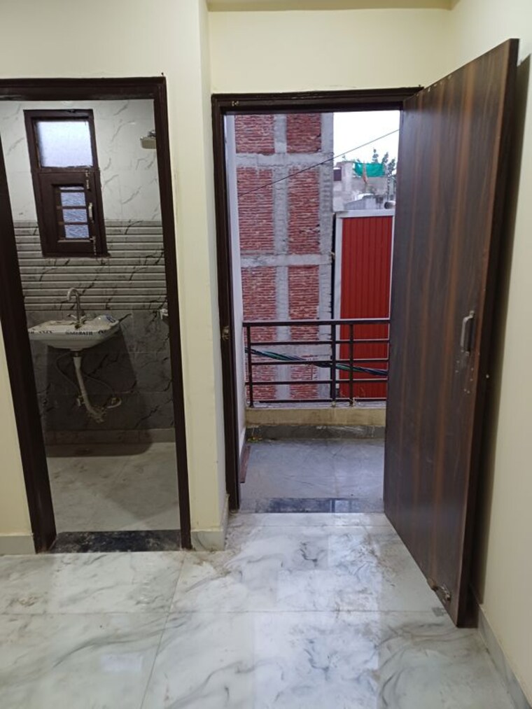 Room, tajpur 6 Bedroom 85 Sq.Yd. Independent House In Tajpur Delhi 10680425