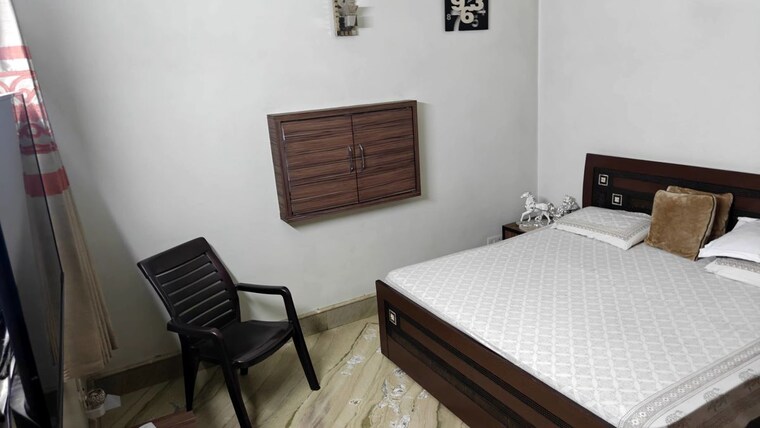 Bedroom, cc colony 3 Bedroom 1800 Sq.Ft. Builder Floor In Cc Colony Delhi 10680421