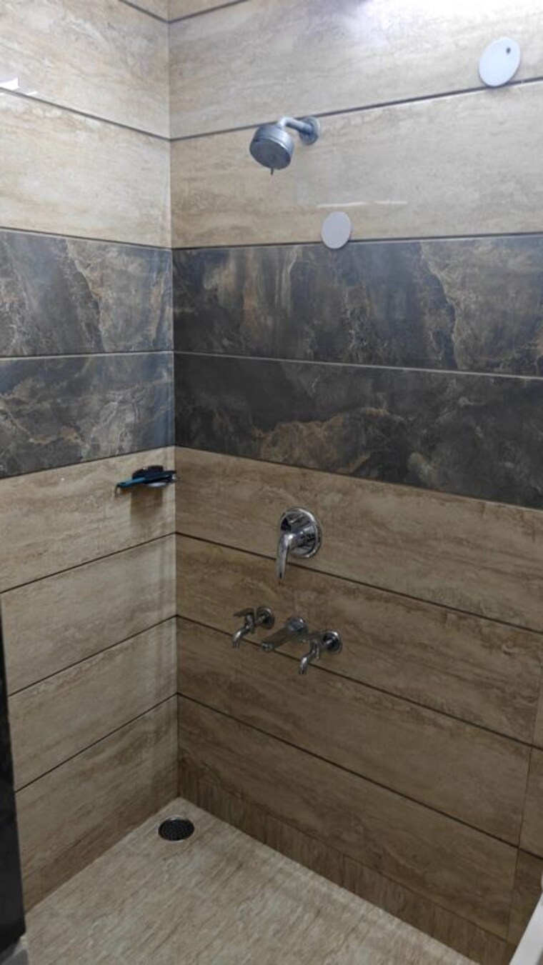 Bathroom, cc colony 3 Bedroom 1800 Sq.Ft. Builder Floor In Cc Colony Delhi 10680421